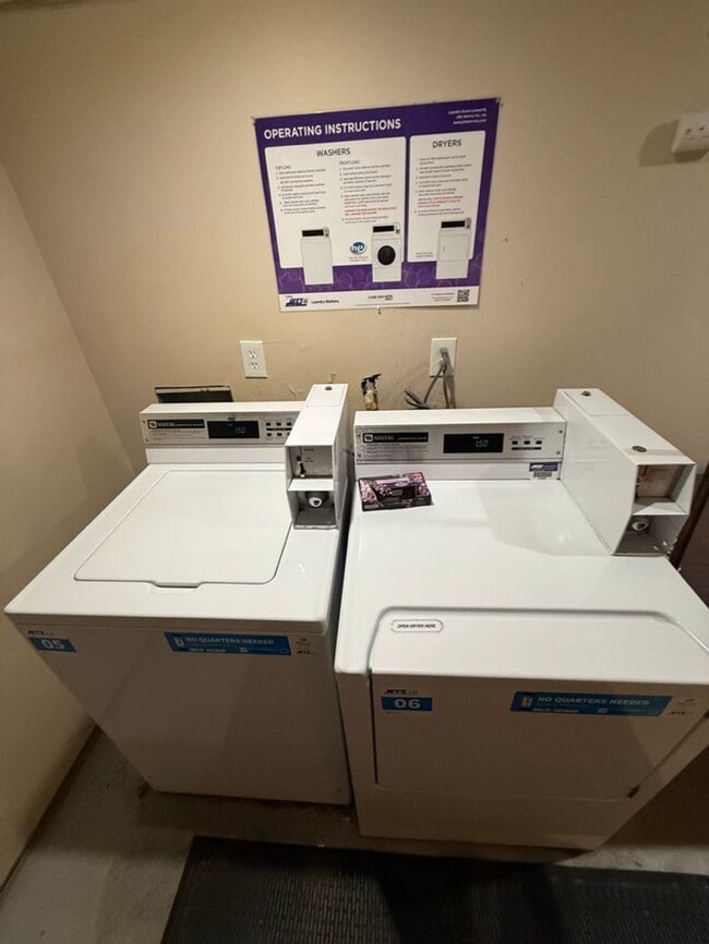 Building Photo - Fantastic Centrally Located Condo