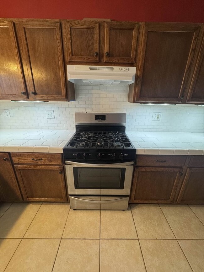 Building Photo - 3 Bedroom Freshly Renovated Family Home in Houghton