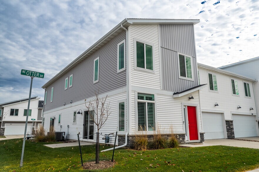 Building Photo - 329 NE Otter Dr