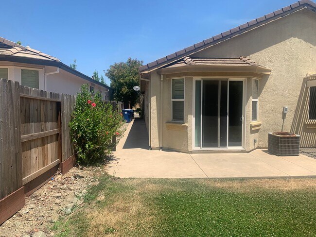 Building Photo - 4 bedroom 2 bath Empire Ranch home