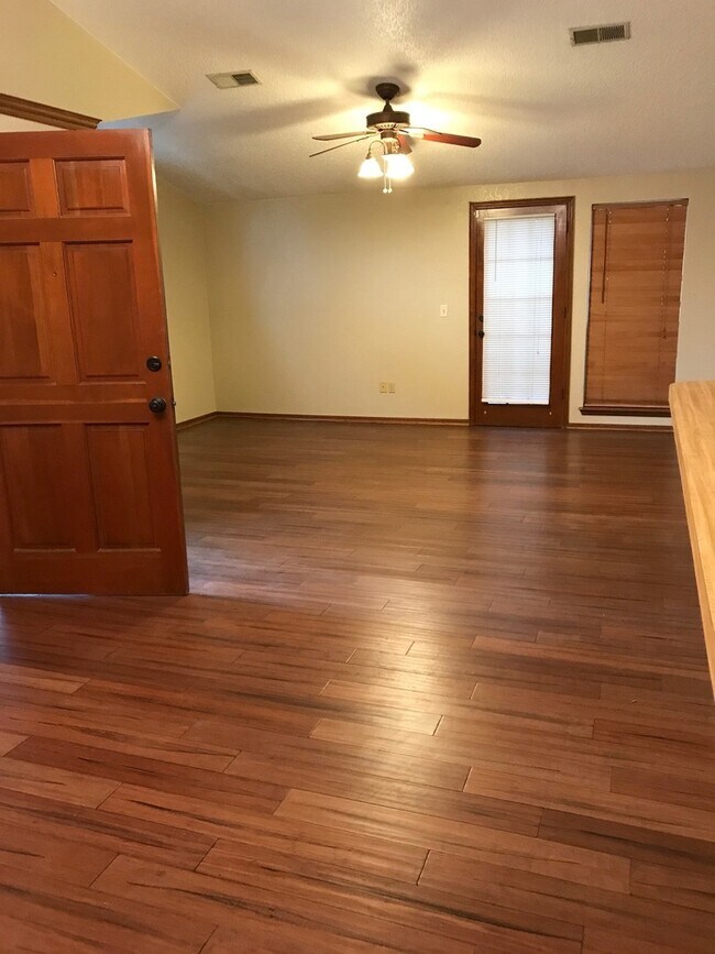 Building Photo - Updated 3-bed 2-bath 2-car in SW Moore