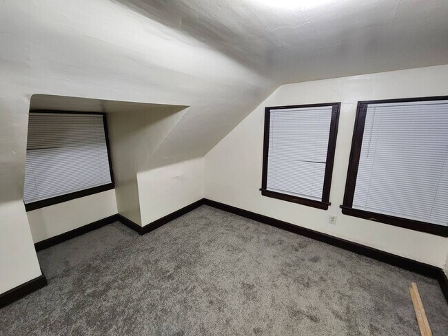 Building Photo - 1547 Hillcrest Rd