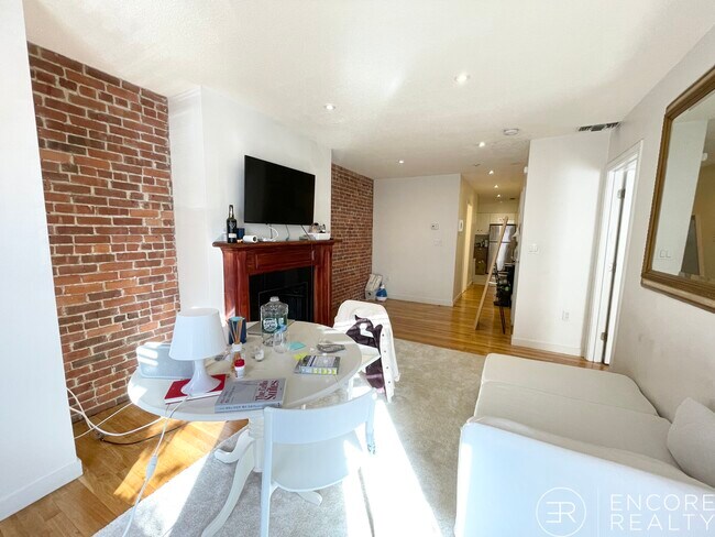 Building Photo - 73 Gainsborough St