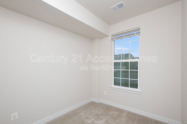 Building Photo - 14020 Sunrise Valley Dr