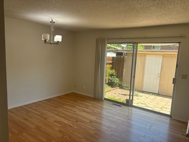 Building Photo - Updated 3bd/2.5ba Townhome in Lakewood
