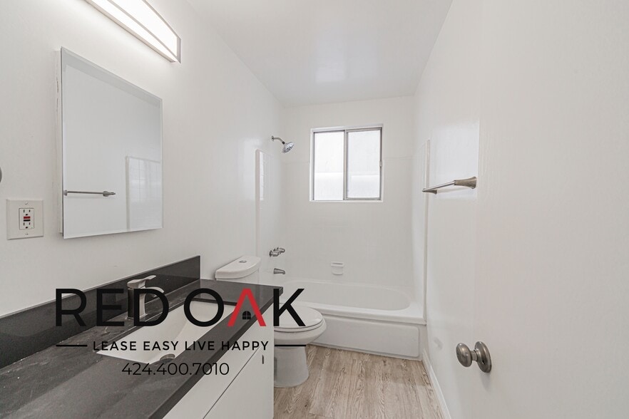 Building Photo - 12737 Moorpark St