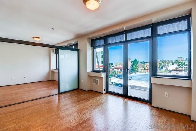 Building Photo - 2 bedroom downtown, 2 bath and 2 parking s...