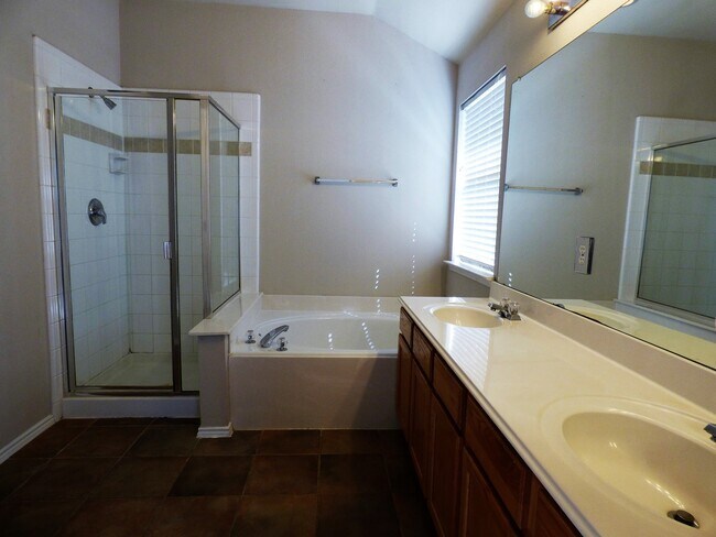 Building Photo - 3-bedroom, 2-bath home in a quiet neighborhood