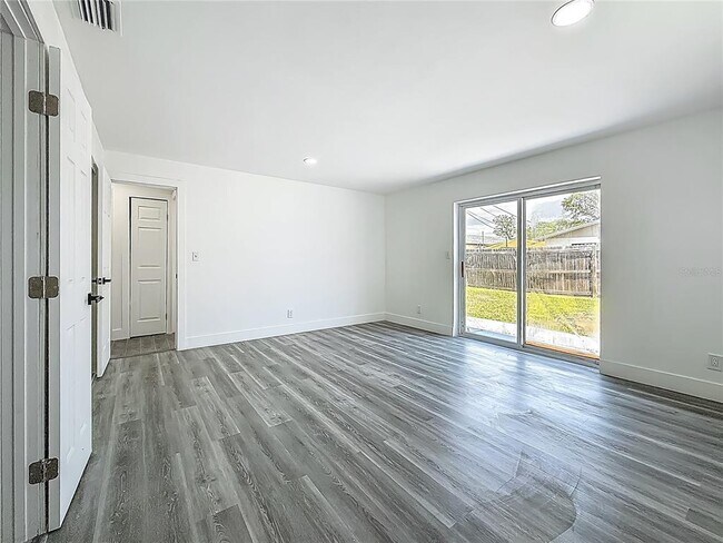Building Photo - 1755 Shore Acres Blvd NE