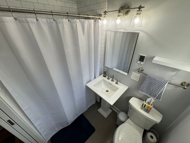 Building Photo - Charming 1 Bed 1 Bath End Unit Condo In Am...