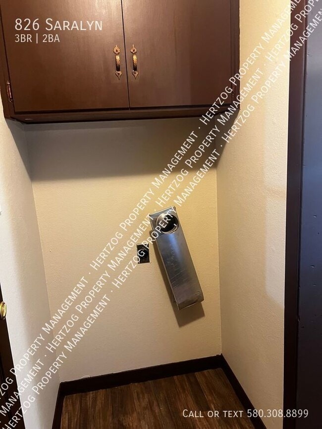 Building Photo - 826 Saralyn-