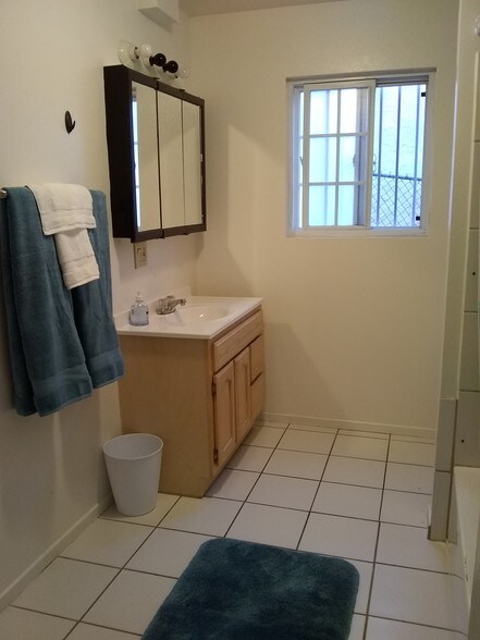 large bathrooms - 2635 Dobinson St