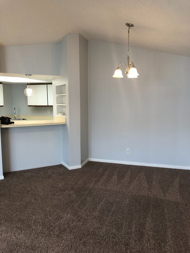 Building Photo - Highly desired unit located in Greenbrier ...