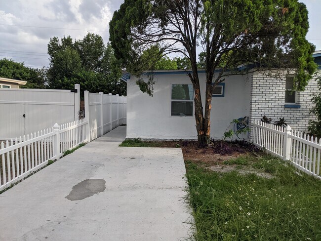 Building Photo - 4853 W Minnehaha St