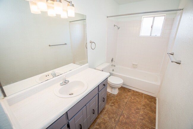 Building Photo - Charming Property Features 3 Bedrooms, 2 B...
