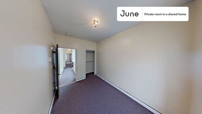 Building Photo - Private bedroom in 3 bed/1 bath Home