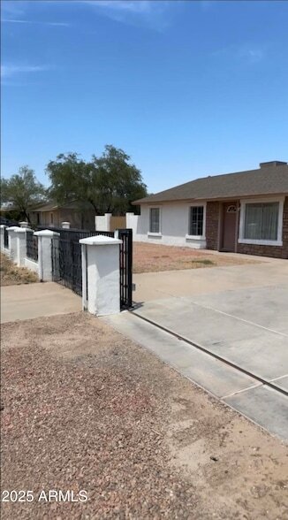 Primary Photo - 3935 N Del Monte Dr