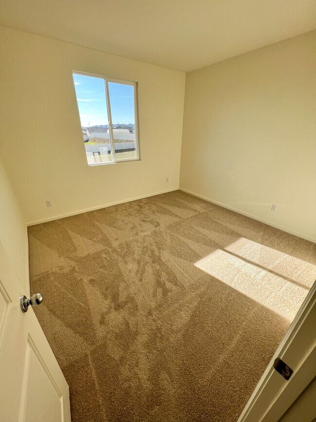 Building Photo - 5 Bedroom home with FULL MOTHER IN LAW SUI...