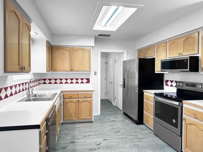 Building Photo - Stately Red-Brick Corner Lot Home in Seguin, TX