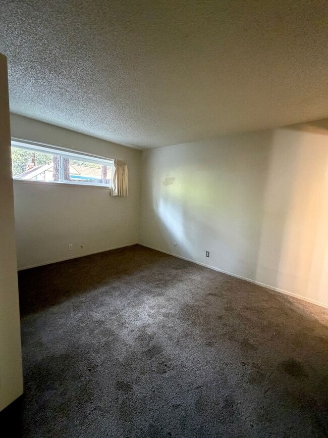 Building Photo - Upgraded Condo in Quiet Condominium Complex