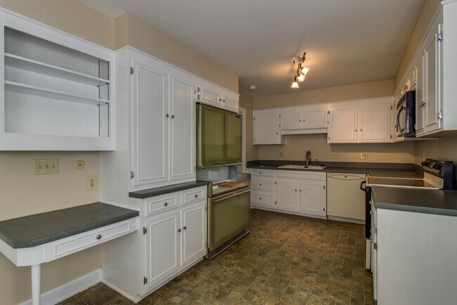 Building Photo - Huge Yard and Privacy, Right on Hillsboro Road at Fieldstone Farms!