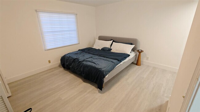 Building Photo - 555 SE 8th St