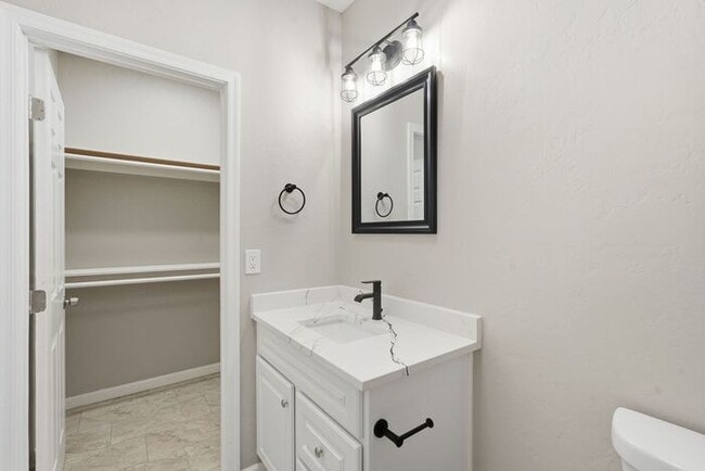 Building Photo - Bright, Fresh & Pet-Friendly — 3BR Retreat Minutes from U of A