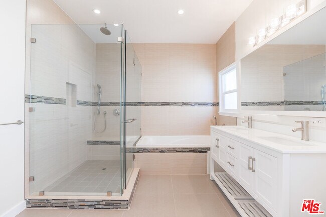 Building Photo - 31 Breeze Ave