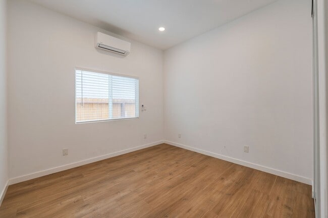 Building Photo - Warm & Inviting Hawthorne Home!