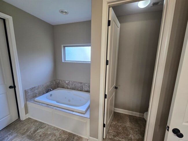 Building Photo - 8949 Poplar Pike