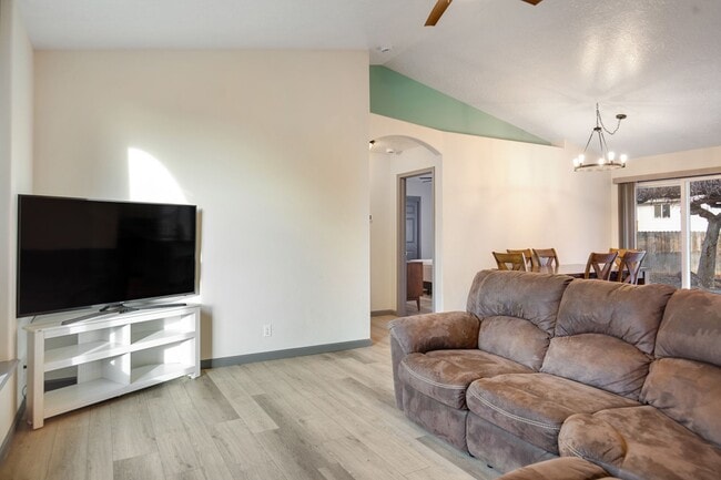 Building Photo - Furnished 3-Bedroom Home with Fenced Yard - Pet Friendly