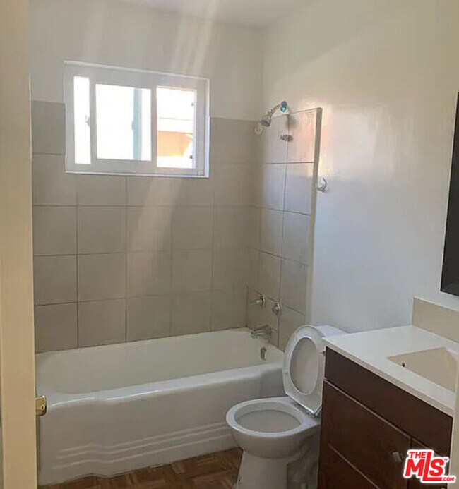 Building Photo - 832 S Gramercy Pl