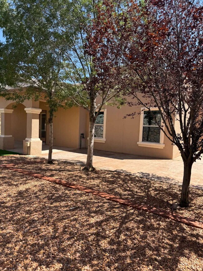 Building Photo - "Spacious 4-Bedroom Oasis with Granite Kit...