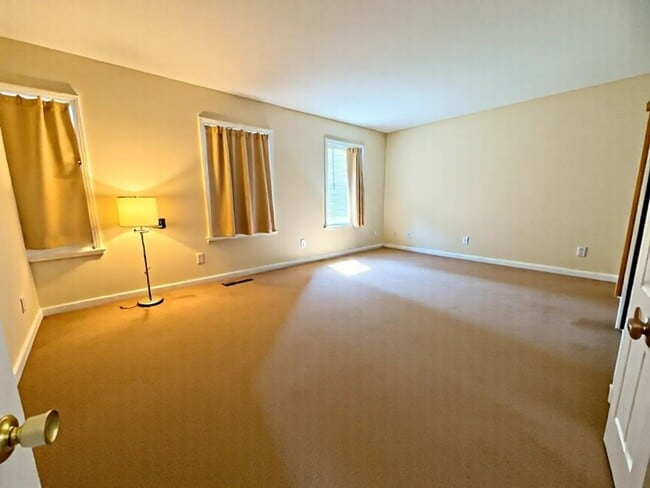 Building Photo - 3 Bedroom 1.5 Bathroom Available in Elizab...