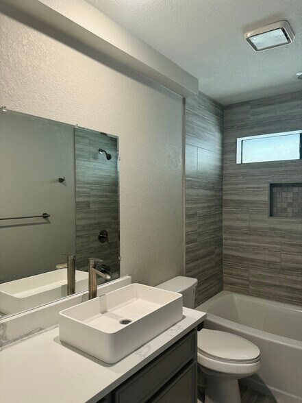 Building Photo - 308 Christie Ct
