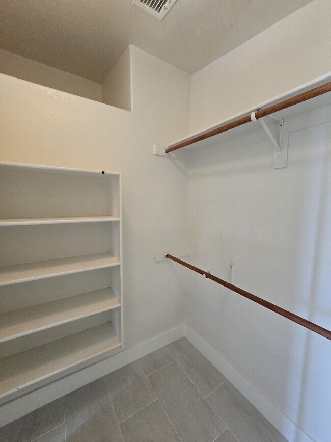 Building Photo - 7980 N Siskiyou Dr