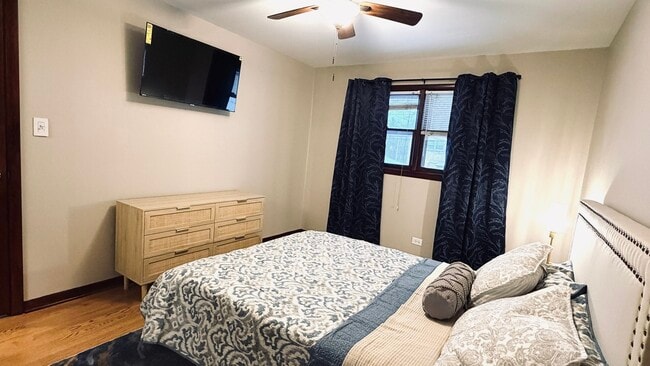 Building Photo - 9323 80th Ct