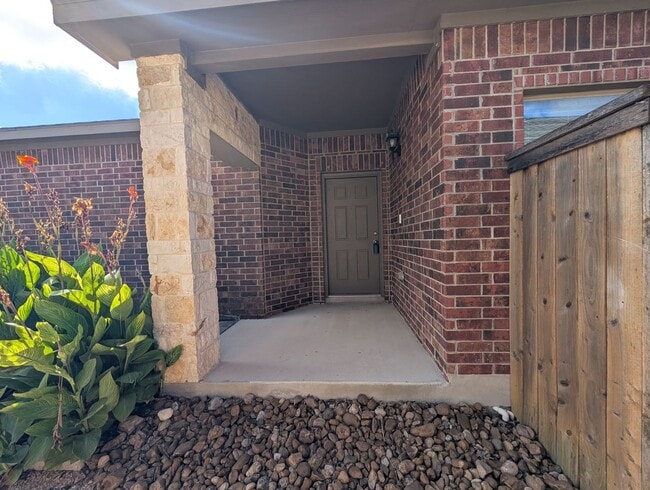 Building Photo - 3/2/2 Duplex / Less than 1 Mile to Gruene / Fridge Included/ Gas Cooking / Covered Patio / CISD