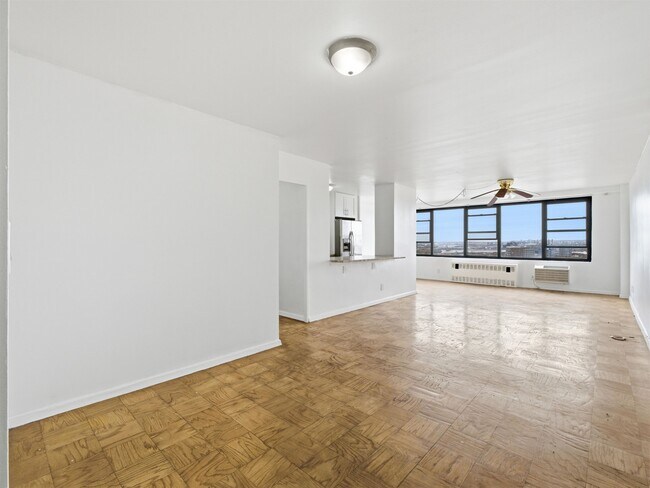 Primary Photo - 10 Huron Ave