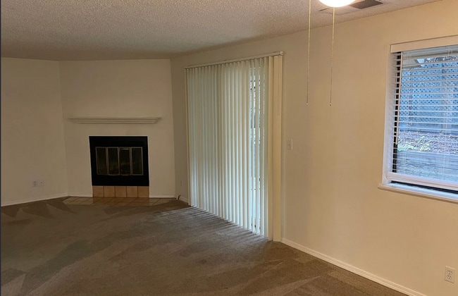 Building Photo - Private End-Unit Condo in Southeast Boise ...
