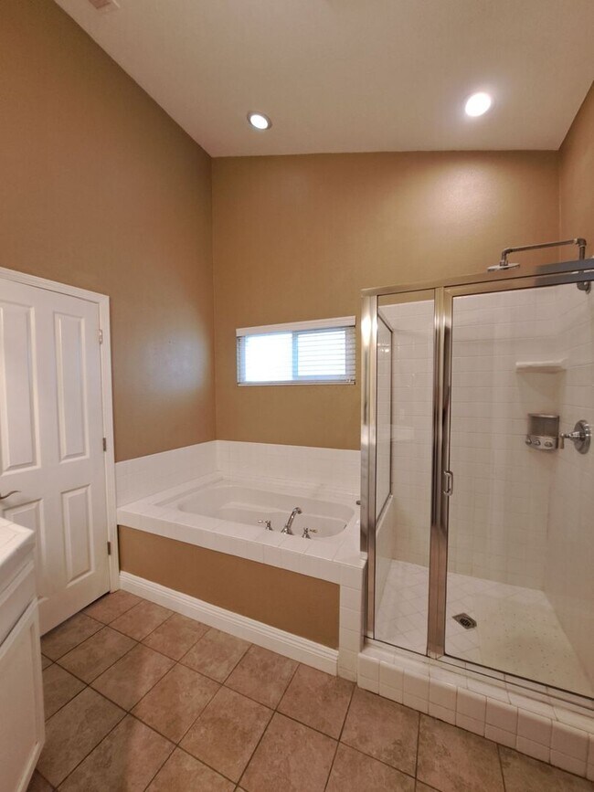 Building Photo - Gorgeous Fresno Residence with Premium Fin...