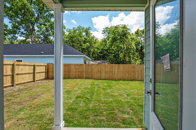 Building Photo - Charming 3-Bed, 2-Bath Home with Fenced Yard – Available 7/13/26!