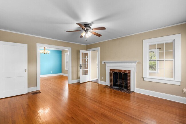 Building Photo - 4 Bedroom 3 Bath in Haymount- Available through June 1, 2027 only!