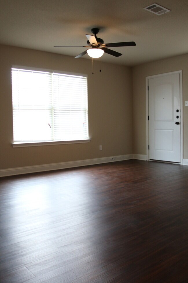 Building Photo - Move In Ready | 3BR/2BA West Fort Worth Home Near I-30, Camp Bowie & Lockheed Martin — Pets Welcome