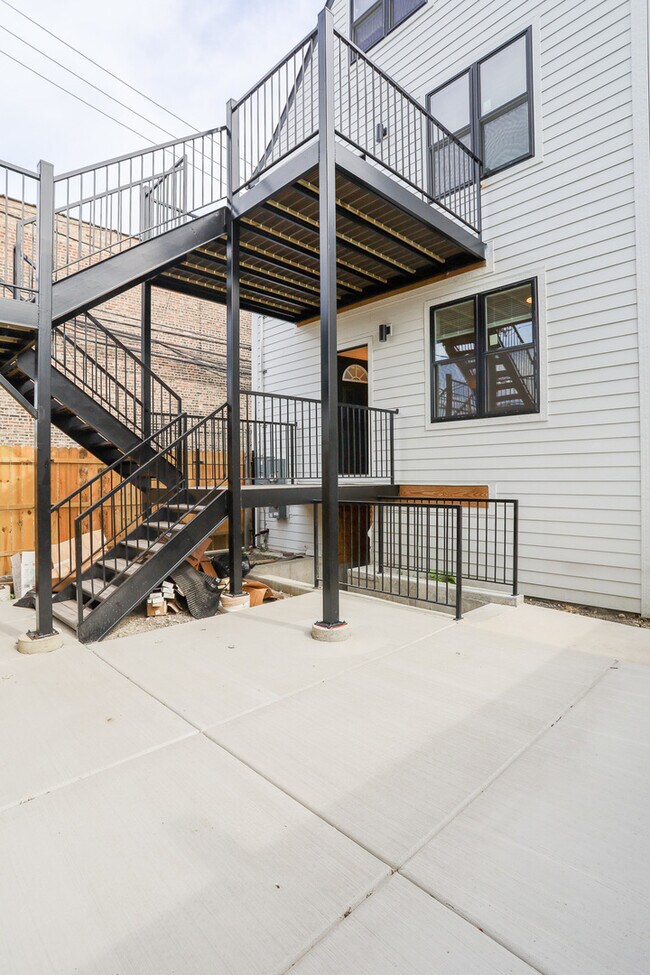 Building Photo - 2342 N Lawndale Ave