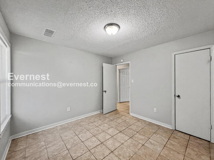 Building Photo - 10731 Chateau Dr