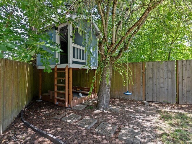 Building Photo - FOR RENT: MRS. CLEAN LIVED HERE! LOVELY HILLSBORO HOME AVAILABLE NOW! 4 BED, 2.5 BATH, 2 CAR GAR,...