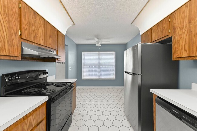 Building Photo - 8495 Lakepoint Ct