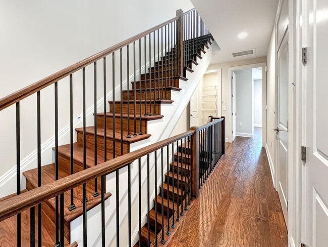 Building Photo - Stunning Luxury Townhome with Elevator in ...