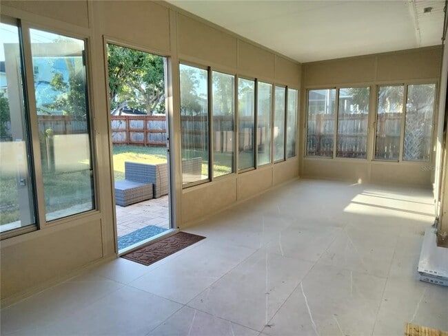 Building Photo - 351 Davenport Ave NE